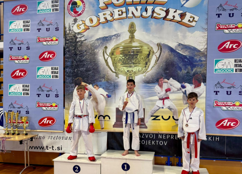 Fotografija 6 - FOTO Karateke Phoenixa iz Šenčura donijele u Murter 14 individualnih i dvije ekipne nagrade