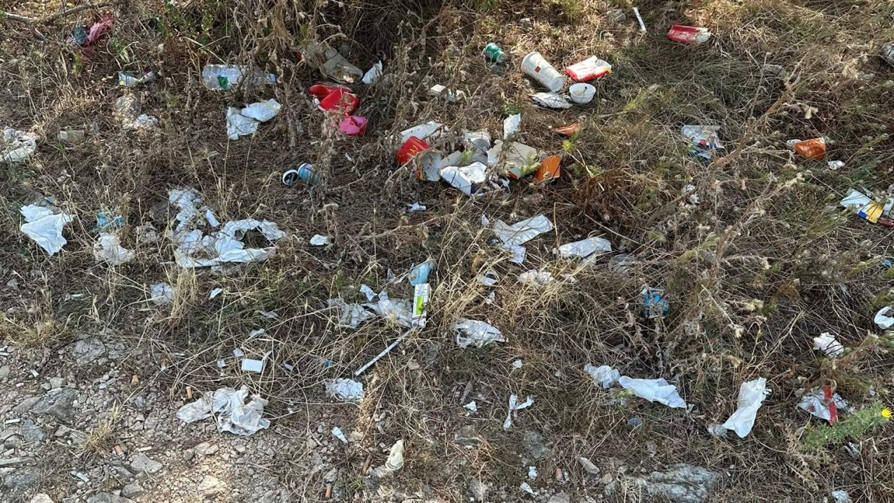 Umjesto šetnje uz more, u uvali Duboka dočekat će vas šetnja uz hrpu smeća