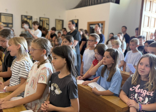 Fotografija 3 - Biskup Rogić predvodio misu za kraj školske godine u Katoličkoj osnovnoj školi u Šibeniku