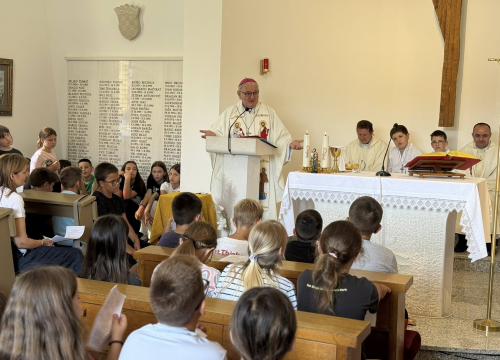 Fotografija 6 - Biskup Rogić predvodio misu za kraj školske godine u Katoličkoj osnovnoj školi u Šibeniku