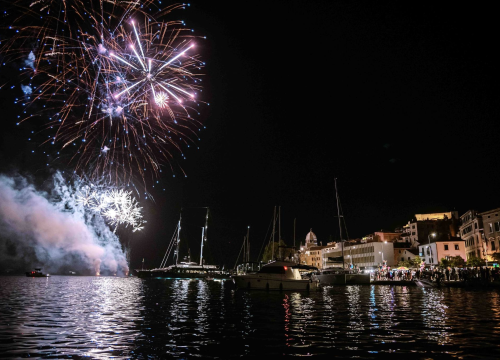 Zabava u Šibenskoj noći: Grupa Rišpet ispred Županije i spektakularni vatromet na rivi
