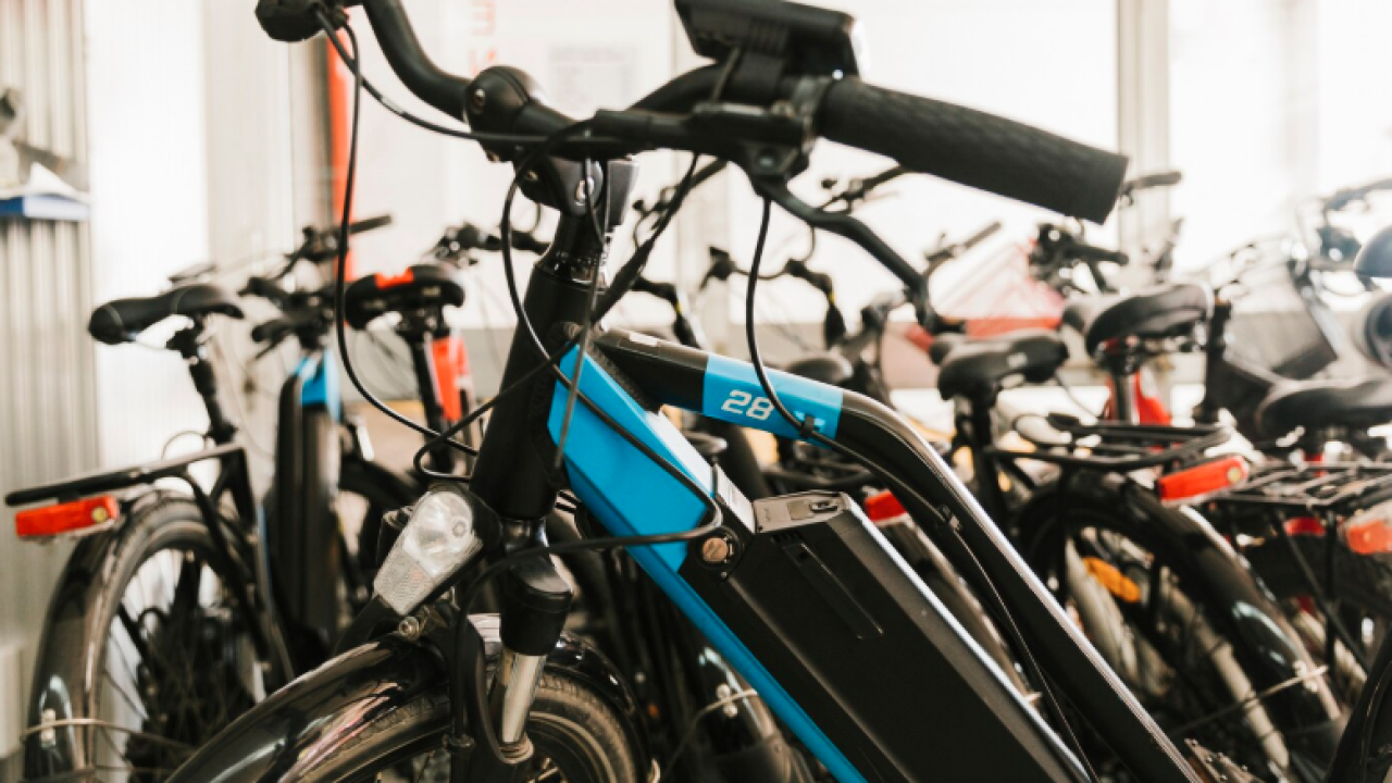 Moderan, ekološki i pristupačan način kretanja Šibenikom: Grad postavlja 50 e-bicikala na četiri lokacije