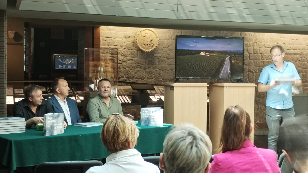 Predstavljena monografija 'Kapi kamena': 'Željeli smo predstaviti običaje naše županije i zastupiti svaku općinu i grad'