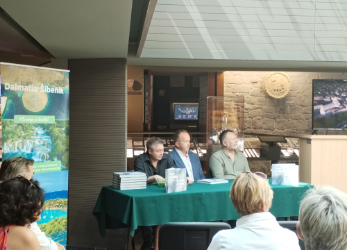 Fotografija 1 - Predstavljena monografija 'Kapi kamena': 'Željeli smo predstaviti običaje naše županije i zastupiti svaku općinu i grad'