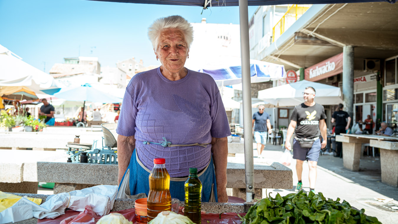 Milka s 85 godina svaki dan busom dolazi u Šibenik i prodaje na pijaci: 'Meni je ovo gušt, samo da nisam kući'