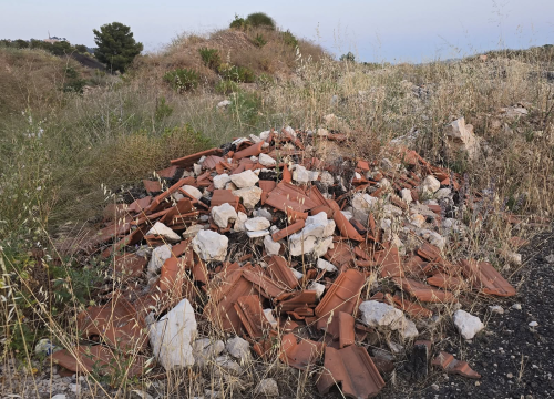 Fotografija 1 - FOTO Dok čekamo hotele, stanove i dvoranu, na Batiželama niknulo divlje odlagalište otpada