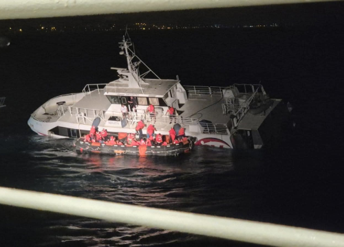 Fotografija 4 - Svi putnici s tonućeg katamarana kod Zadra su spašeni