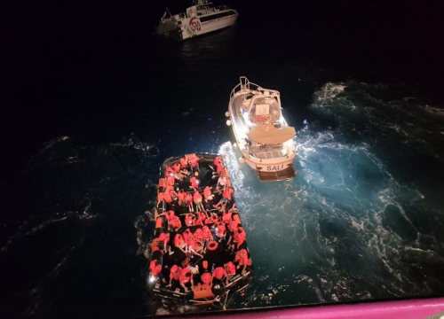 Fotografija 1 - Svi putnici s tonućeg katamarana kod Zadra su spašeni