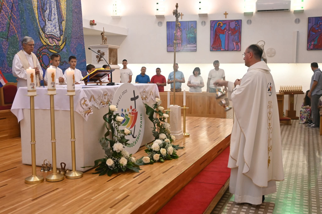 U župi sv. Ante Padovanskog proslavljeno Tijelovo, uslijedila je procesija Šubićevcem