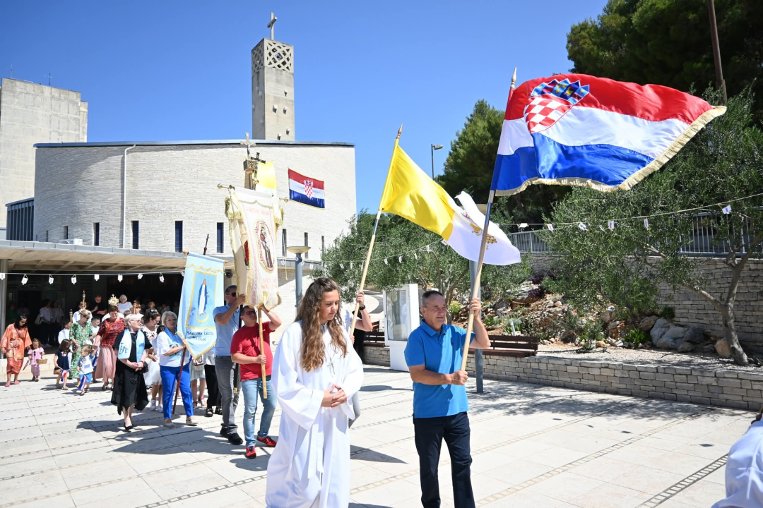 U župi sv. Ante Padovanskog proslavljeno Tijelovo, uslijedila je procesija Šubićevcem