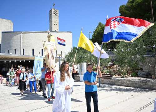 Fotografija 22 - U župi sv. Ante Padovanskog proslavljeno Tijelovo, uslijedila je procesija Šubićevcem