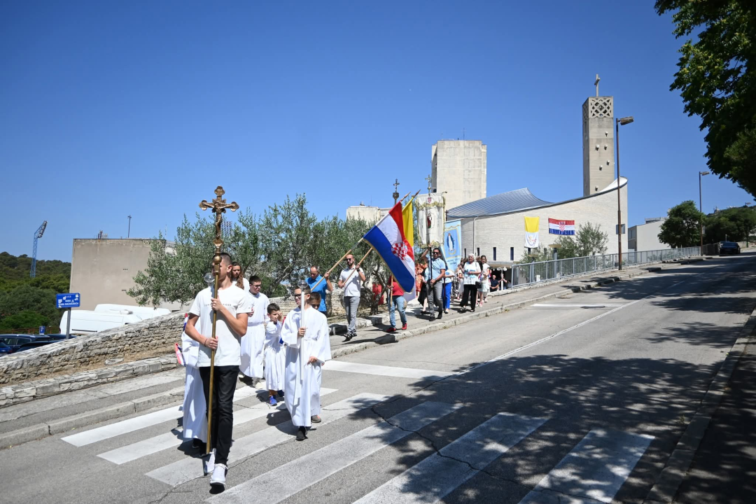 U župi sv. Ante Padovanskog proslavljeno Tijelovo, uslijedila je procesija Šubićevcem