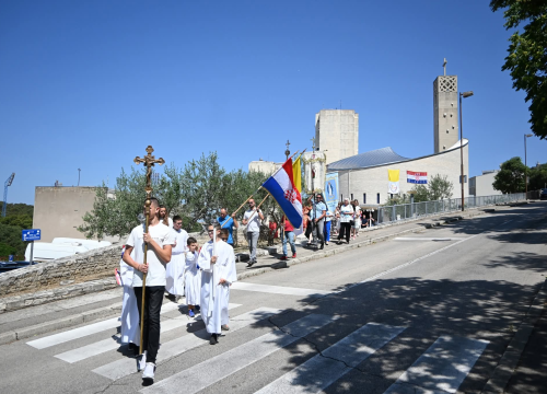 Fotografija 21 - U župi sv. Ante Padovanskog proslavljeno Tijelovo, uslijedila je procesija Šubićevcem