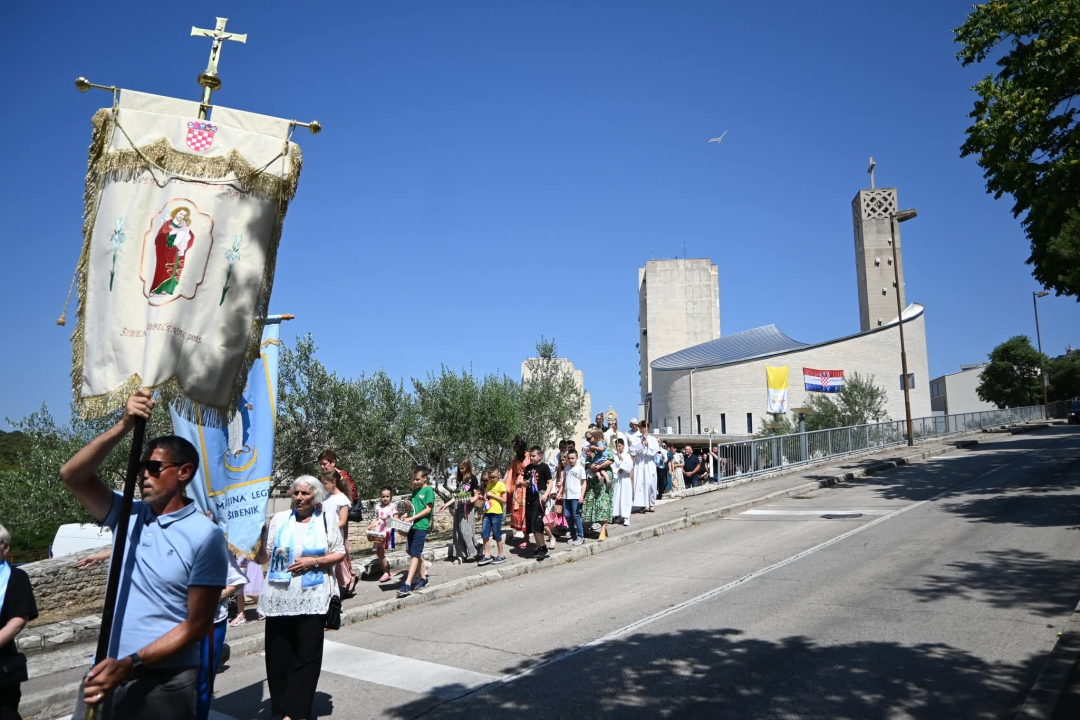 U župi sv. Ante Padovanskog proslavljeno Tijelovo, uslijedila je procesija Šubićevcem