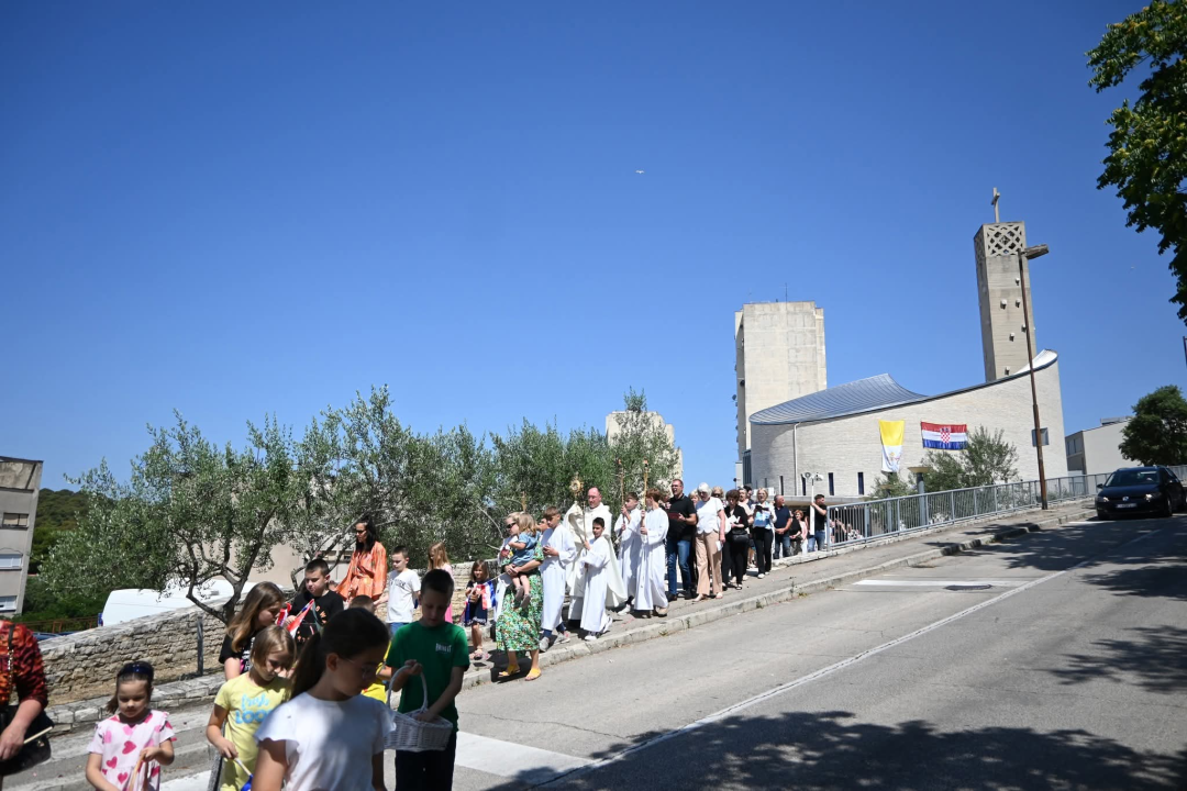 U župi sv. Ante Padovanskog proslavljeno Tijelovo, uslijedila je procesija Šubićevcem