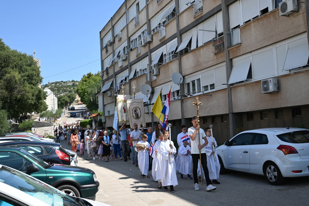 U župi sv. Ante Padovanskog proslavljeno Tijelovo, uslijedila je procesija Šubićevcem