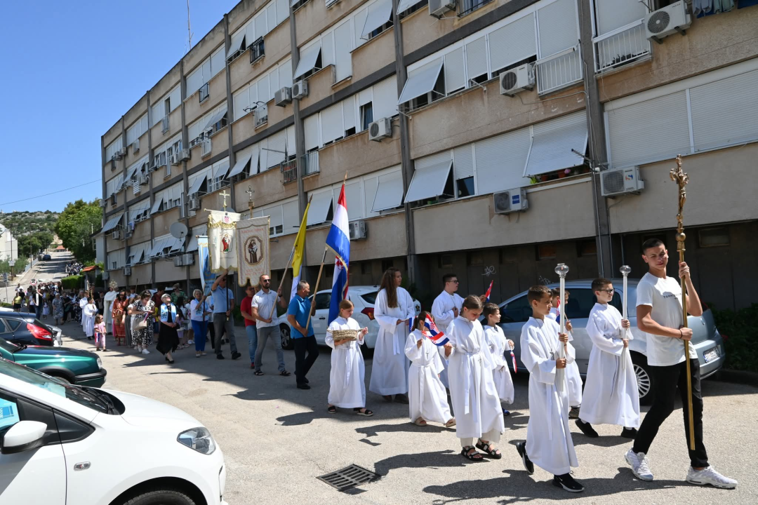 U župi sv. Ante Padovanskog proslavljeno Tijelovo, uslijedila je procesija Šubićevcem