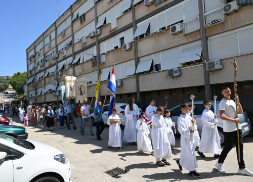 Fotografija 14 - U župi sv. Ante Padovanskog proslavljeno Tijelovo, uslijedila je procesija Šubićevcem