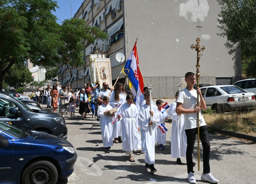 Fotografija 13 - U župi sv. Ante Padovanskog proslavljeno Tijelovo, uslijedila je procesija Šubićevcem