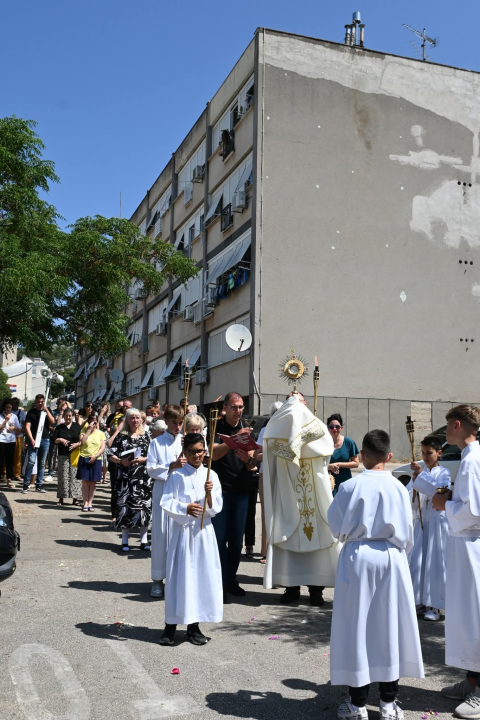 U župi sv. Ante Padovanskog proslavljeno Tijelovo, uslijedila je procesija Šubićevcem