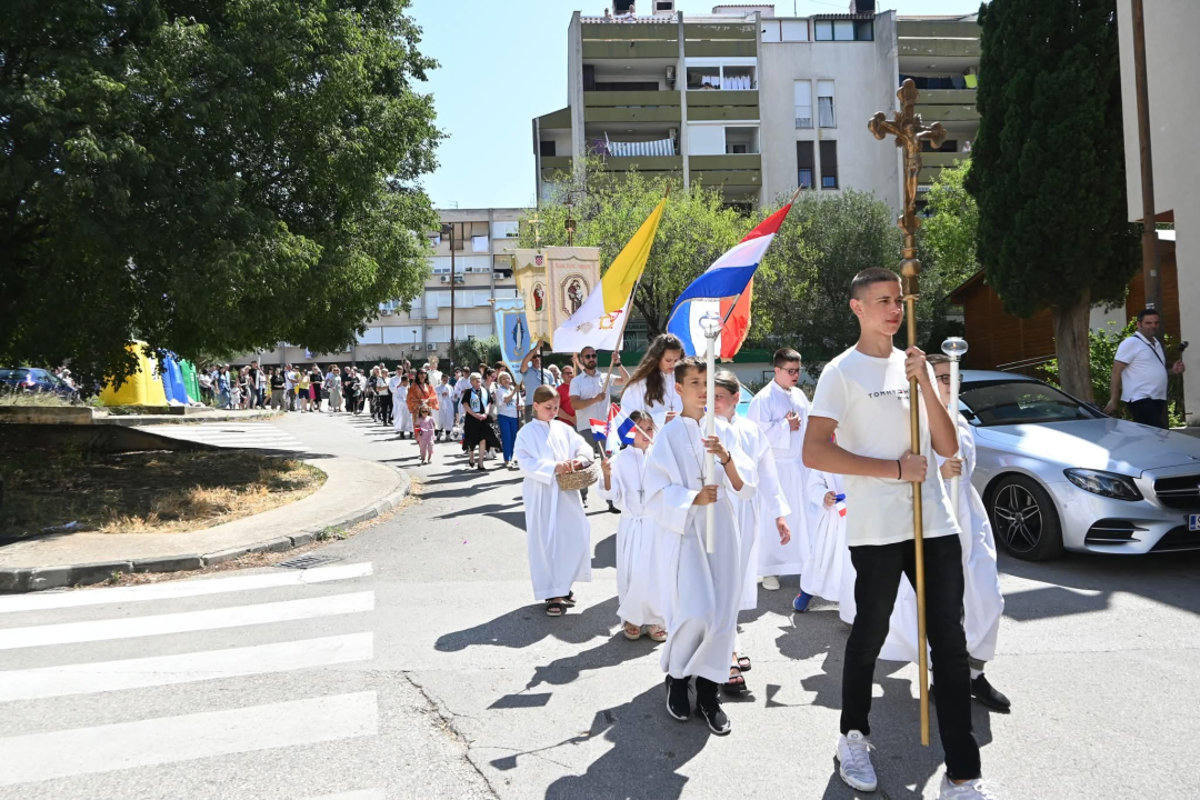 U župi sv. Ante Padovanskog proslavljeno Tijelovo, uslijedila je procesija Šubićevcem