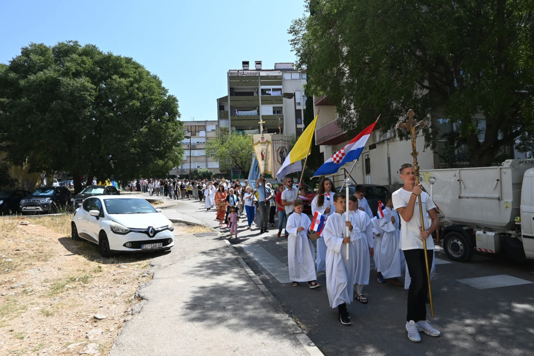 U župi sv. Ante Padovanskog proslavljeno Tijelovo, uslijedila je procesija Šubićevcem