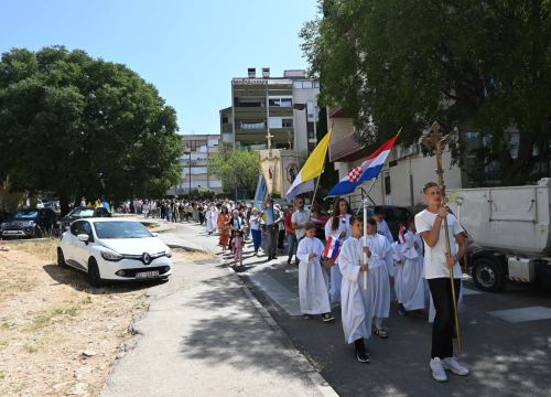 Fotografija 9 - U župi sv. Ante Padovanskog proslavljeno Tijelovo, uslijedila je procesija Šubićevcem
