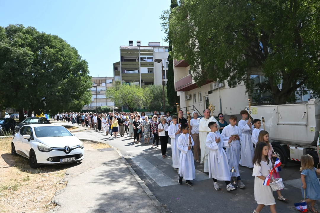 U župi sv. Ante Padovanskog proslavljeno Tijelovo, uslijedila je procesija Šubićevcem