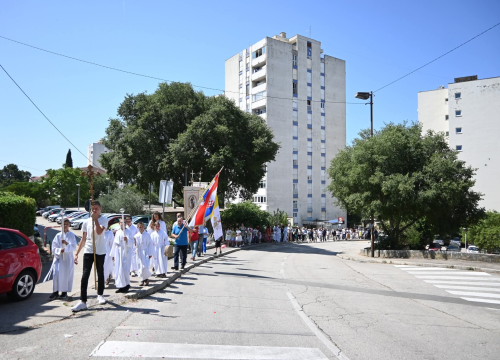 Fotografija 4 - U župi sv. Ante Padovanskog proslavljeno Tijelovo, uslijedila je procesija Šubićevcem