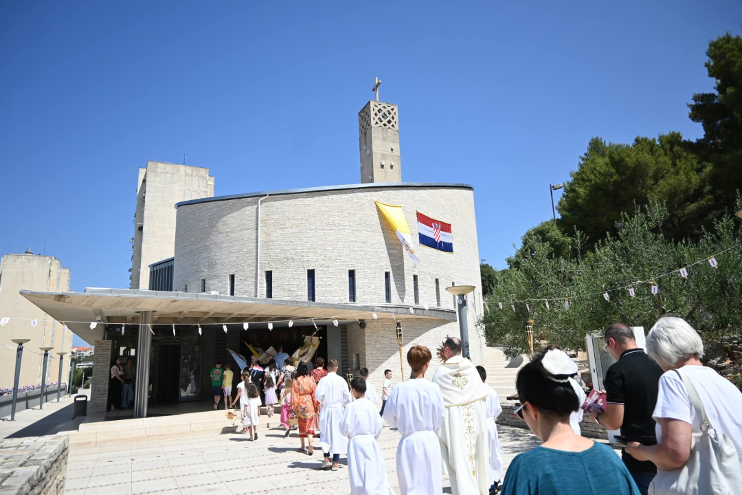 U župi sv. Ante Padovanskog proslavljeno Tijelovo, uslijedila je procesija Šubićevcem