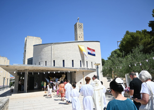 Fotografija 3 - U župi sv. Ante Padovanskog proslavljeno Tijelovo, uslijedila je procesija Šubićevcem