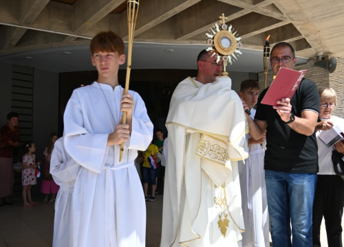 Fotografija 2 - U župi sv. Ante Padovanskog proslavljeno Tijelovo, uslijedila je procesija Šubićevcem