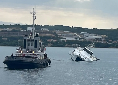 Katamaran 'Melita' priprema se za tegljenje u šibensko remontno brodogradilište