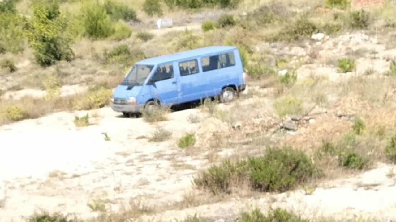 Misteriozni kombi kod Šibenika parkiran skoro dvije godine: 'Putokaz za turiste ili novo mjesto za odlaganje otpada'