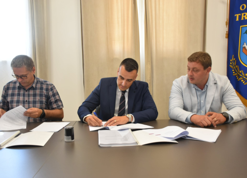 Fotografija 2 - Potpisan ugovor za rekonstrukciju i dogradnju Područne škole u Tribunju