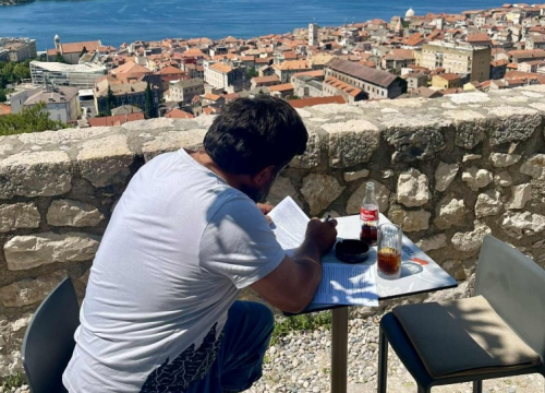 Prvi ljetni pub-kviz na travi Azimuta pripremio vam je kvizaš koji spada u 549 najboljih na svijetu