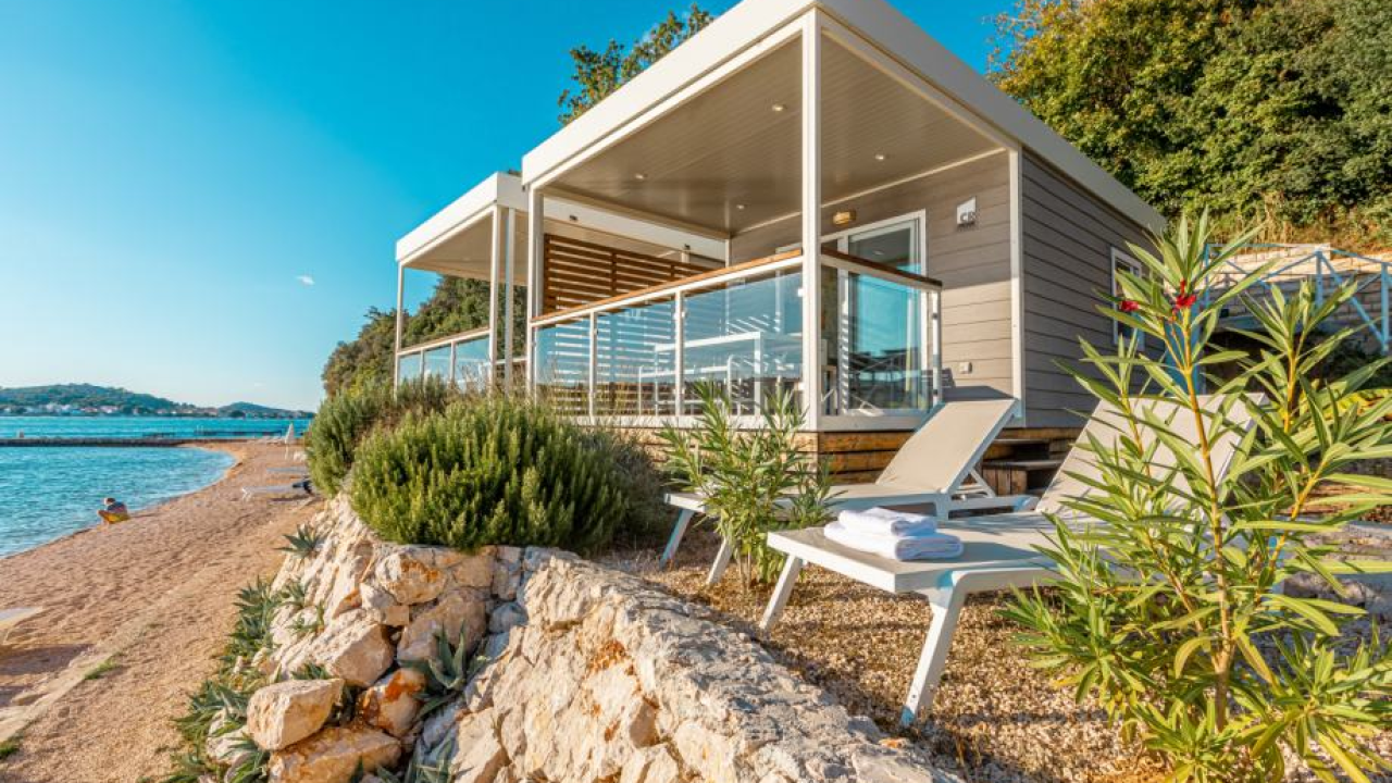 Prodaju se luksuzne mobilne kućice iz kampa u Tisnom kraj plaže