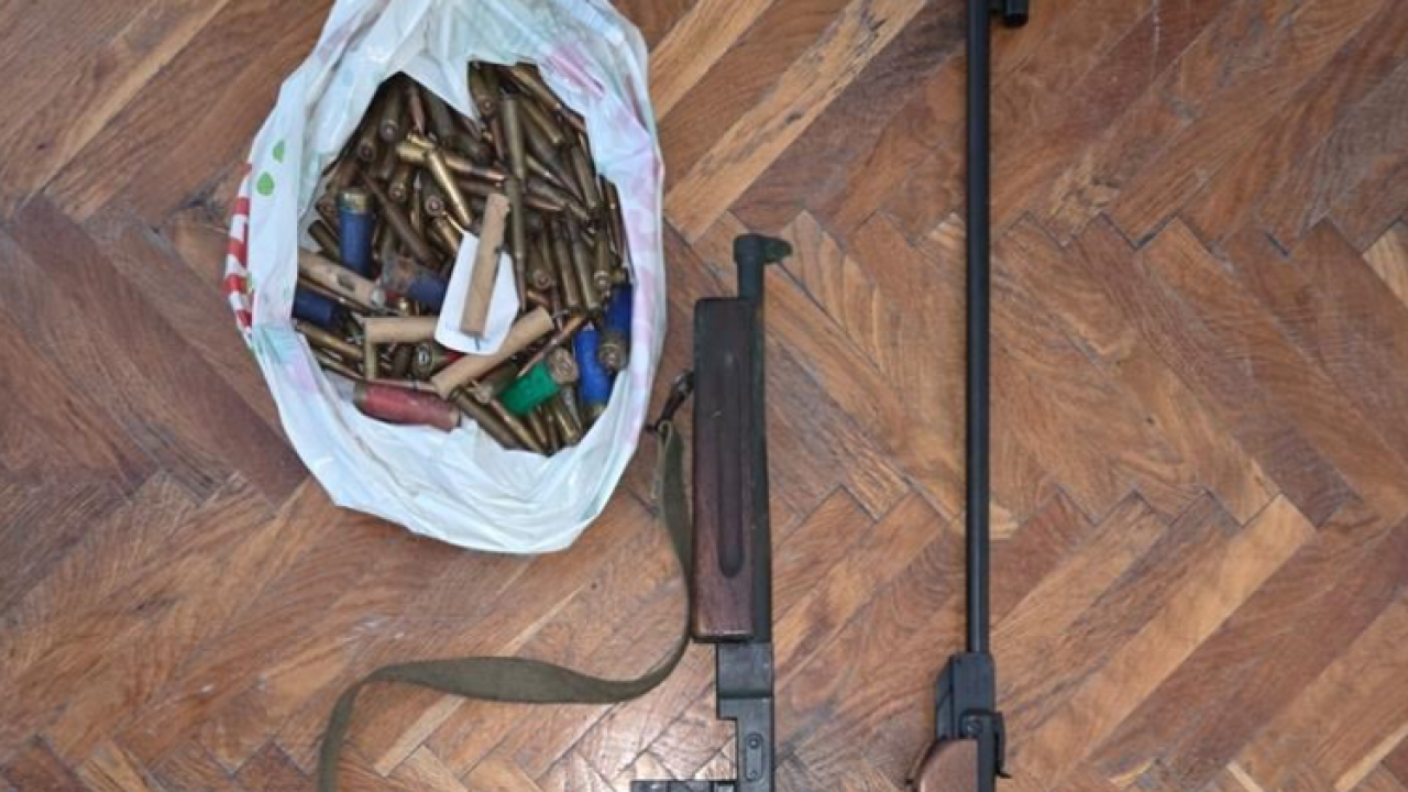 Izbio požar u kući u Erveniku, policija pronašla puške, mitraljeze i pištolj