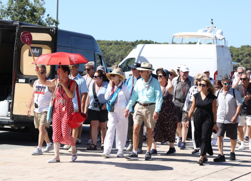 Šibenska jezgra vrvi turistima: Organizirane grupe preplavile grad, vodiči imaju 'pune ruke' posla