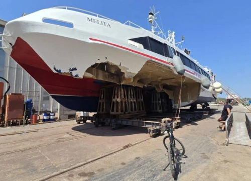 Katamaran Melita na remontu u šibenskom Iskra brodogradilištu, fotografija zorno prikazuje razmjere havarije