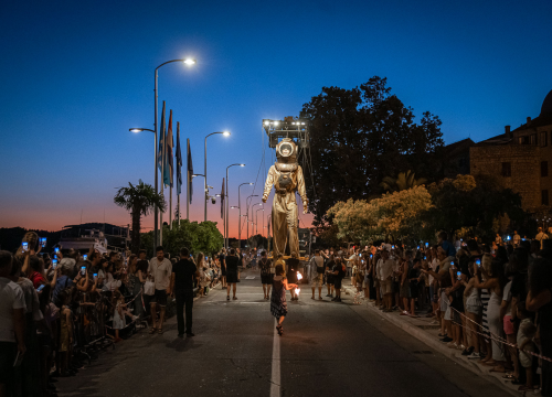 Fotografija 2 - FOTO Nebo, zemlja i more spojili se na zatvaranju MDF-a, predstava neke oduševila, drugi tvrde da je primjerenija za Burning Man