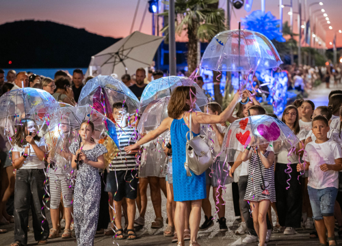 Fotografija 8 - FOTO Nebo, zemlja i more spojili se na zatvaranju MDF-a, predstava neke oduševila, drugi tvrde da je primjerenija za Burning Man