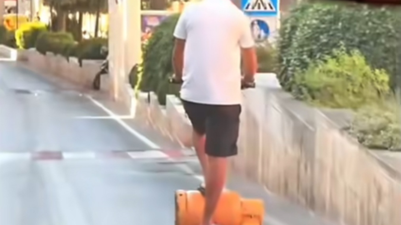 Samo u Šibeniku: Usred grada na romobilu prevozio plinsku bocu bez zaštite