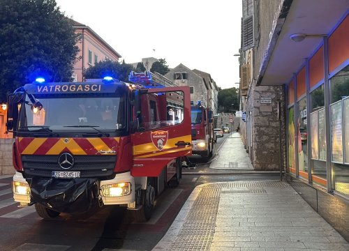 Požar zahvatio stambeni objekt u Šibeniku, vatrogasci brzo intervenirali