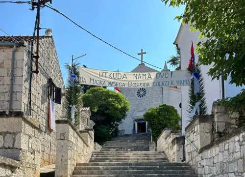 Gospa od Kapelice: Gospina Slika prenosi se brodicom od svetišta do obale u Rogoznici