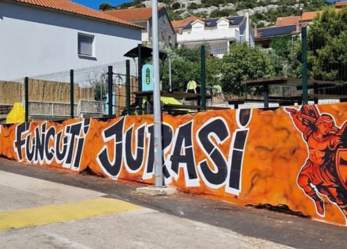 Fotografija 2 - Novi mural u čast Funcutima osvanuo u Jurasima: Narančasto-crni duh Šibenika živi na svakom kantunu grada