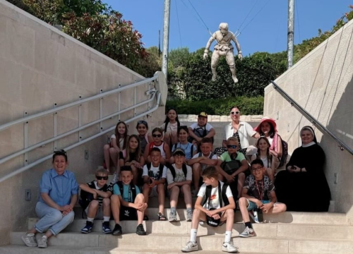 Fotografija 1 - Učenici Katoličke škole u Šibeniku 'Zavrtjeli krug promjena'