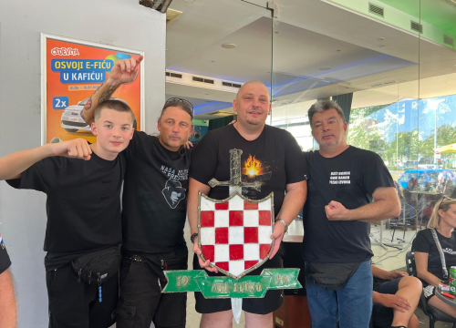 Fotografija 1 - Čavoglave, Drniš, Otavice: Zagreb okupiralo mnoštvo Thompsonovih fanova s hrvatskim zastavama