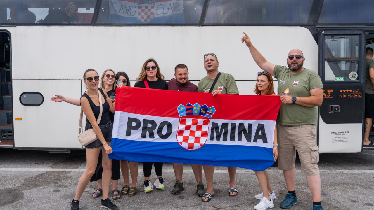 Fanovi Thompsona iz Šibenika, Drniša i Knina stali na odmorištu, plesali i pjevali: 'Ako ne znaš šta je bilo'