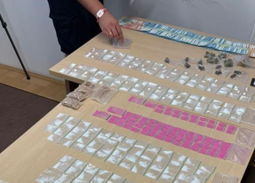 Policija u Tisnom spriječila preprodaju droge: Oduzet kokain, MDMA, ketamin i vaga